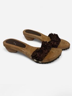 Women’s Brown Ruffle Slide Sandals